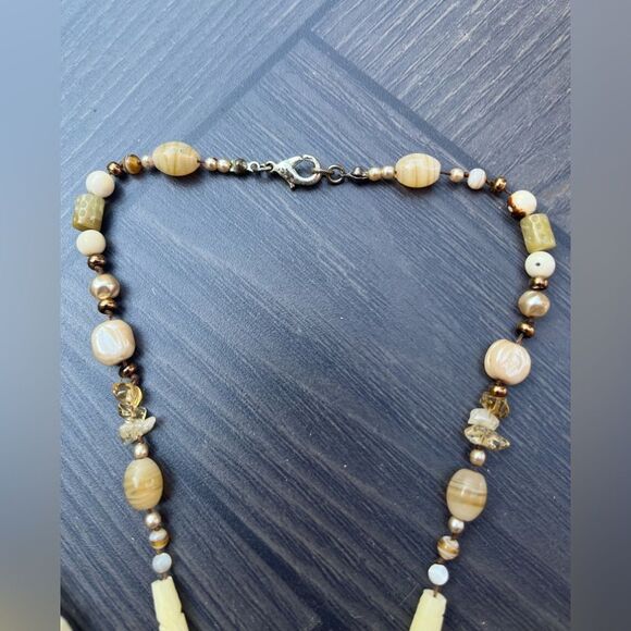 Gorgeous vintage ivory/cream necklace/rose pendant (2in) with earings set (1 in) - Picture 4 of 5